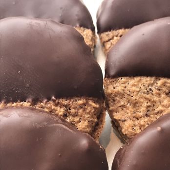 Confiserie Niko - Ducesse-haselnussbaiser mit mandelnougat - Patisserie/Cake Shop Near Me - Hamburg, HH Confiserie Niko - Ducesse-haselnussbaiser mit mandelnougat - Patisserie/Cake Shop Near Me - Hamburg, HH