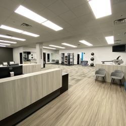 Team Rehabilitation - Chicago - Front desk and spacious waiting area