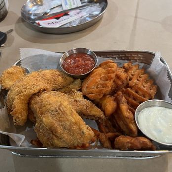 Master Crab - Catfish and sweet potato fries - Seafood Near Me - Cape Coral, Florida