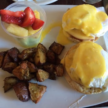 Teavolve - Crab cakes eggs Benedict with seasoned potatoes and fresh fruit - Coffee & Tea Near Me - Baltimore, Maryland