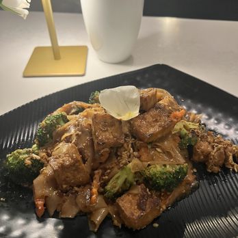 Kiin Extraordinary Thai - Pad see ew - Thai Near Me - San Diego, California Kiin Extraordinary Thai - Pad see ew - Thai Near Me - San Diego, California
