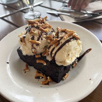 Boundary Bay Brewing - Fudge brownie with ice cream - Pubs Near Me - Bellingham, Washington Boundary Bay Brewing - Fudge brownie with ice cream - Pubs Near Me - Bellingham, Washington