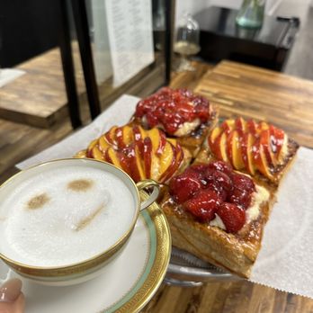 Una Bakery - Incredible glazed fruit and creme puff pastry - Custom Cakes Near Me - Lake Worth, Florida