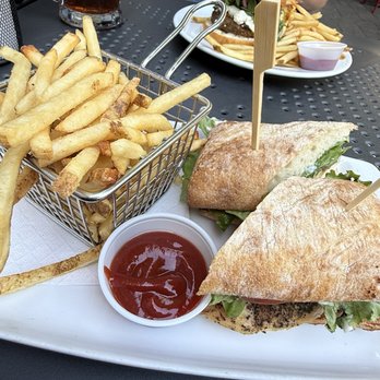 3 Brasseurs- Grande Allée - Chicken & Avocado Sandwich - Breweries Near Me - Quebec, Quebec 3 Brasseurs- Grande Allée - Chicken & Avocado Sandwich - Breweries Near Me - Quebec, Quebec