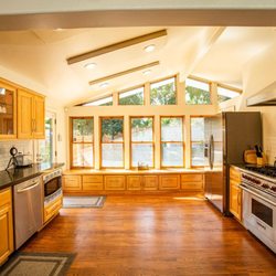 Riverside Homestays - Our executive kitchen makes it easy and enjoyable to prepare your favorite meal