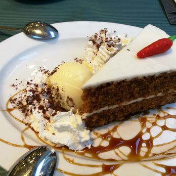 Via Colon - Carrot Cake with Vanilla Ice Cream - Tapas/Small Plates Near Me - Granada, GR
