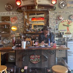 Rowena Fillin' Station Bar and Grill - Welcoming host