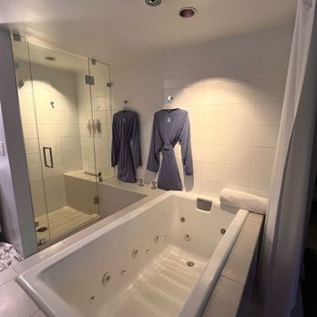 Tower 23 - Love the spa tub. - San Diego, CA