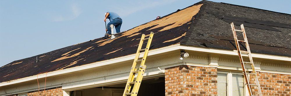 Slide of Monteros Roofing & Outdoors