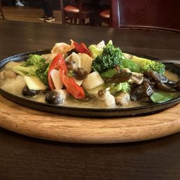 Shrimp and scallops with broccoli and fancy mushrooms. Called Sizzling Shrimp & Scallops《铁板双鲜》on the menu. Shrimp and scallops with broccoli and fancy mushrooms. Called Sizzling Shrimp & Scallops《铁板双鲜》on the menu.