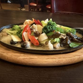 Shu Restaurant - Shrimp and scallops with broccoli and fancy mushrooms. Called Sizzling Shrimp & Scallops《铁板双鲜》on the menu. - Szechuan Near Me - West Hartford, Connecticut Shu Restaurant - Shrimp and scallops with broccoli and fancy mushrooms. Called Sizzling Shrimp & Scallops《铁板双鲜》on the menu. - Szechuan Near Me - West Hartford, Connecticut