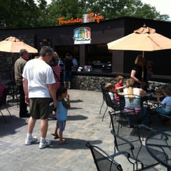 Fountain Cafe - Line in front of cafe