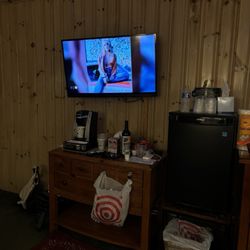 Azalea Garden Inn - Smallish TV with limited channels, mini fridge and Keurig