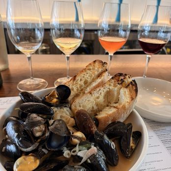 Sixty Vines - Las Olas - Pan Roasted Musscles - Wine Bars Near Me - Fort Lauderdale, Florida Sixty Vines - Las Olas - Pan Roasted Musscles - Wine Bars Near Me - Fort Lauderdale, Florida