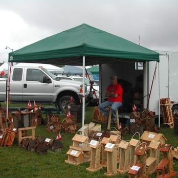 Gravenhurst Farmers' Market - Craft vendor (birdhouses) - Farmers Market Near Me - Gravenhurst, Ontario Gravenhurst Farmers' Market - Craft vendor (birdhouses) - Farmers Market Near Me - Gravenhurst, Ontario