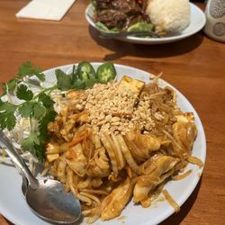 Asian Express - Chicken Pad Thai