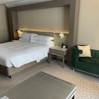 Hilton Vienna Plaza - King plaza room (room 725) - Hotels Near Me - Vienna, 9 Hilton Vienna Plaza - King plaza room (room 725) - Hotels Near Me - Vienna, 9