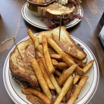 Le Hut Dinette - Patty Melt - Wine Bars Near Me - Santa Ana, California