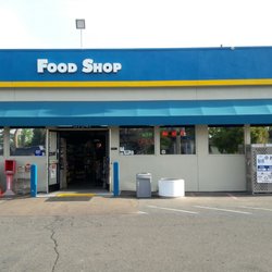 Friendly staff and clean restrooms got food hot daily gas beer and liquors check it up
