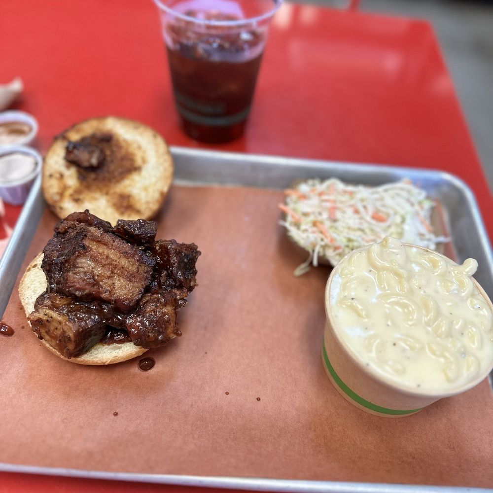 Pork Belly sandwich with slaw and Mac & cheese Pork Belly sandwich with slaw and Mac & cheese