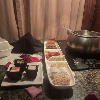 The Melting Pot - Phoenix - Crème brûlée dip with treats, including cheesecake bites - Fondue Near Me - Phoenix, Arizona