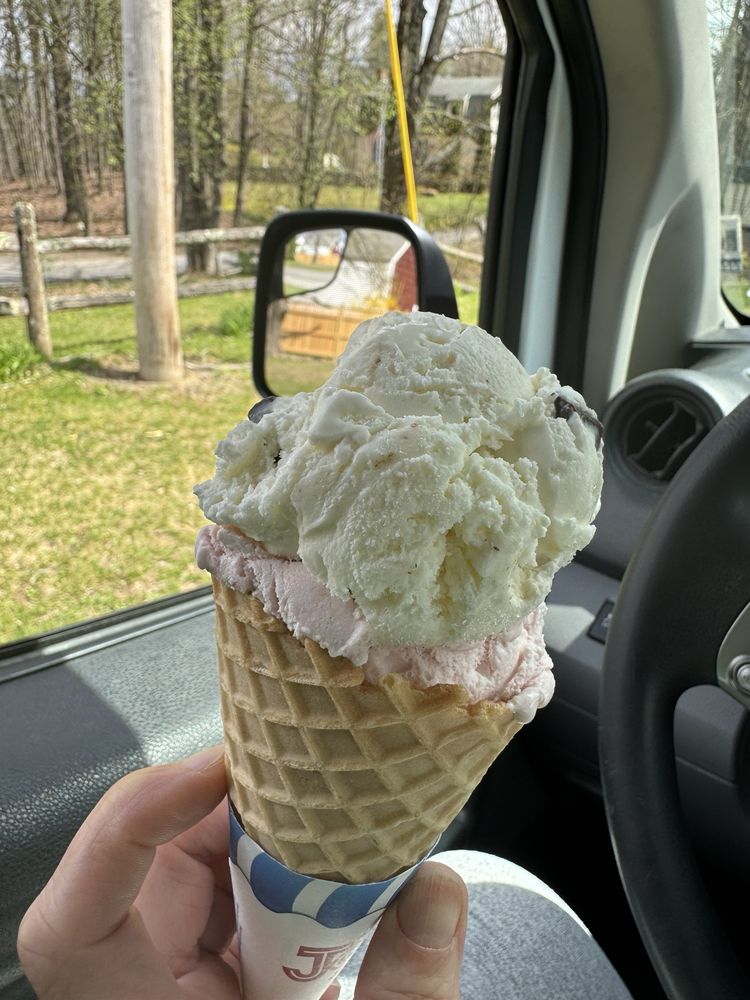 Big Daddy's North Icecream & Wood Fired Pizza Logo