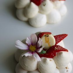 basilflower patisserie - Strawberry Pavlova