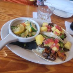Flip Flops Grill + Chill - Salmon tacos were a scud... Very good