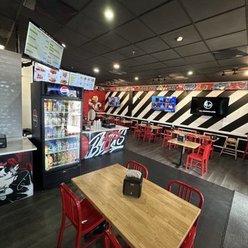 Byrd’s Hot Chicken - Dining room - Chicken Wings Near Me - Boynton Beach, Florida
