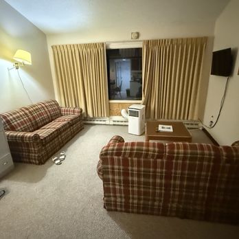 Evergreen Valley Inn & Villas - Downstairs area with 2 fold away beds - Hotels Near Me - Stoneham, Maine