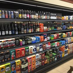 Boni-Soir - Dépanneur R. Patenaude - Notre frigo de bières de microbrasseries garde au frais la moitié des 450 produits que nous vendons !