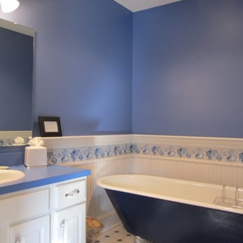 The Nestle Inn - Suite master bath has claw foot tub and separate shower - Hotels Near Me - Indianapolis, Indiana
