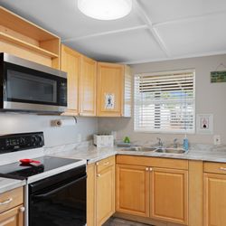 Oak Hill Fish Camp - Kitchen in larger 2 bedroom cabin.
