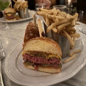 The Benjamin Hollywood - Benjamin burger - American Near Me - Los Angeles, California The Benjamin Hollywood - Benjamin burger - American Near Me - Los Angeles, California