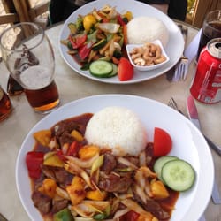 Kvarteret Thai Take Away - Närmaste: 25. Wokad biff med ananas, purjolök, paprika och basilika.