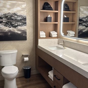 Golden Nugget Lake Tahoe - Sierra tower bathroom - Hotels Near Me - Stateline, Nevada Golden Nugget Lake Tahoe - Sierra tower bathroom - Hotels Near Me - Stateline, Nevada