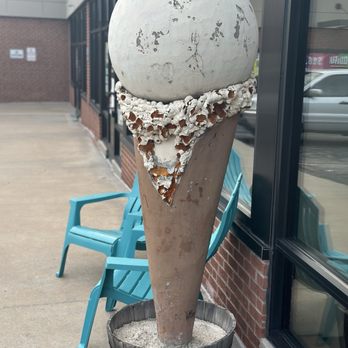 One More Scoop - Outside Ambiance - ice-cream cone statue - Ice Cream & Frozen Yogurt Near Me - Kansas City, Missouri