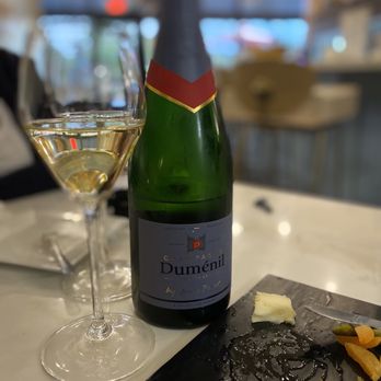 Fizz Champagne & Bubbles Bar - Champagne Bars Near Me - Sacramento, California