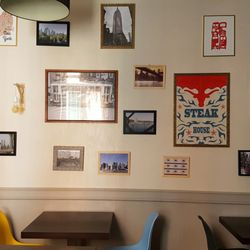 N°26 Steak House - la seconde salle... le mur cadres