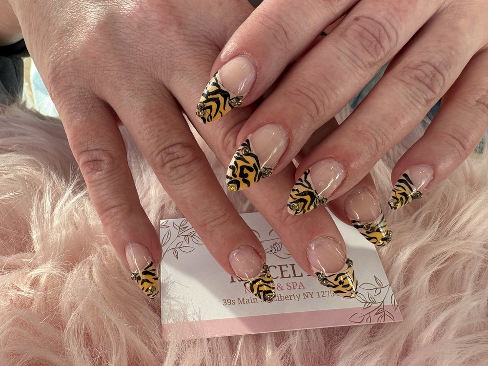 Roscely nail and spa Logo