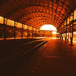 London Fields Fitness Studio - Gare trains quai station SNCF FGV TER passagers voyageurs rails transport en commun vacances partir route illustration