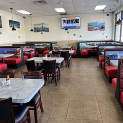 All Star Burgers - Lots of tables they serve breakfast, lunch and dinner