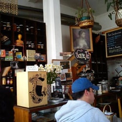 El Desayunador - Parte de la barra y algunas cosas que están a la venta (mermeladas, instrumentos, café, té, etc.)