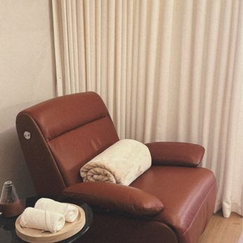 Denovia - Private relaxation chair in a calm wellness room - Coffee & Tea Near Me - Toronto, Ontario