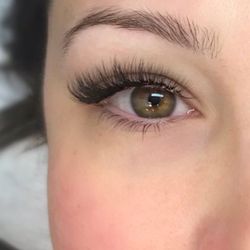 iLashed Mink Experience - This is our Hybrid set! A mix of handmade Volume fans and Classic lashes to add dimension to the lash line.