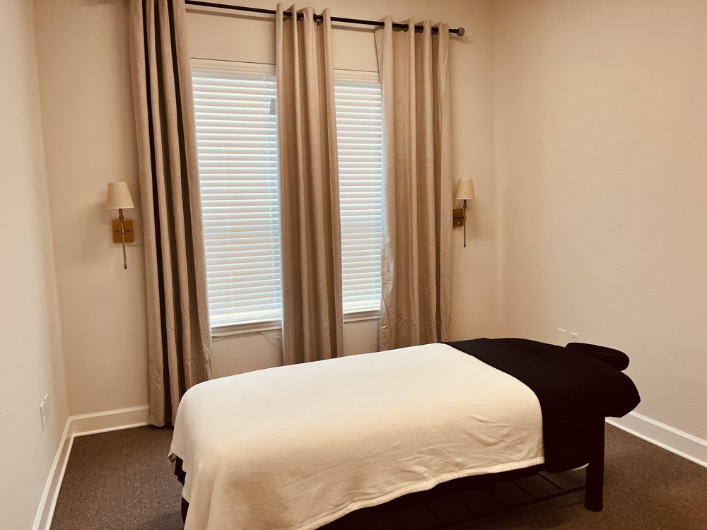 Klom Massage Logo