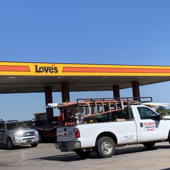 Love's Travel Stop - Parking lot - Gas Stations Near Me - Oklahoma City, Oklahoma