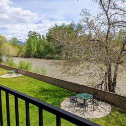 Stagecoach Inn Motel - View of the Salmon River from our patio