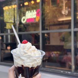 Hot fudge sundae