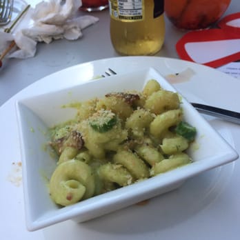 320 RiverBar - It's like my mac and cheese wants to be healthy by adding in some green. Then it invites bacon - Lounges Near Me - Chicago, Illinois